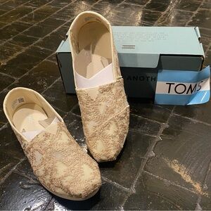TOMS Women's Beige Lace Flats